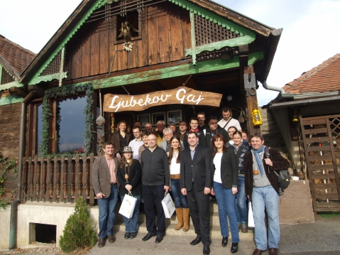 Svi ispred restorana u Ljubekovom gaju u Zelini