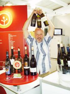 Na štandu Udruge ubiteljskih vinskih posjeda Slovenije, s Brunom Graberšekom: na kušanje je ponudio nekoliko uistinu sjajnih vina, među njima osobitu pažnju zavrjeđuje bijeli Triton Lex 2011 kuće Edi Simčič iz Goriških brda