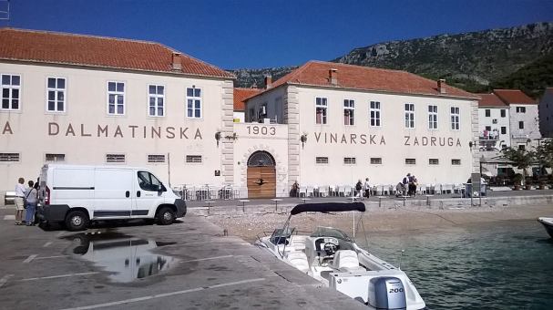 Bol, središte. zgrada Prve dalmatinske vinarske zadruge, danas sjedište renomirane vinske kuće Stina-vino hotelijera Jake Andabaka