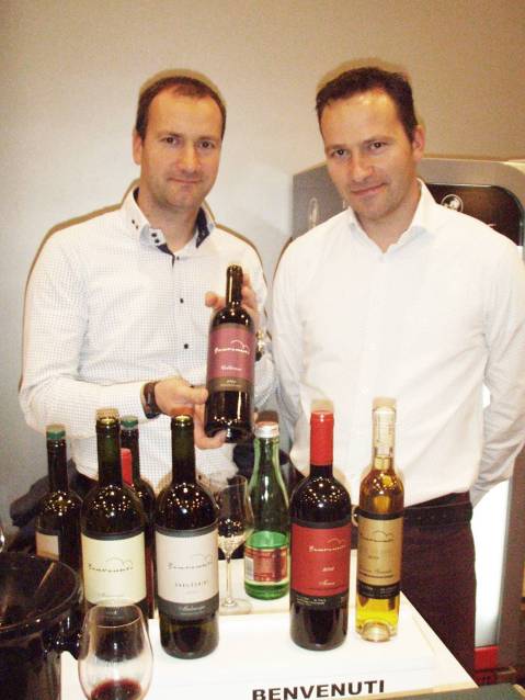 Nikola i Albert Benvenuti pokazuju novo vino Caldierosso 2013 od terana, nebbiola, tempranilla i merlota